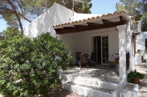 2 bedrooms house at Platja de Migjorn 600 m away from the beach with furnished garden and wifi